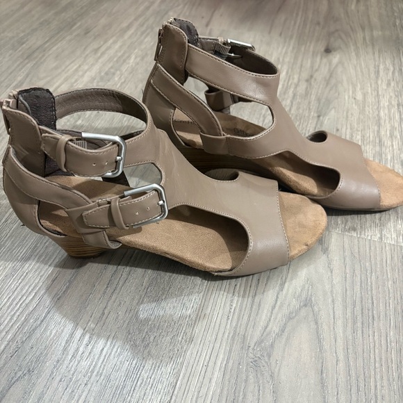 Croft and Barrow w Ortholite Taupe Women's Wedge Heels Sz 9 Zip Buckle Bohemian - Picture 1 of 10